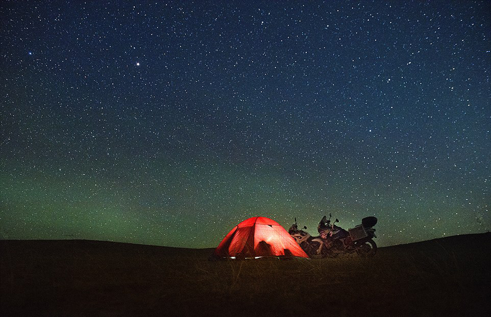 他們?cè)庥錾硥m暴和嚴(yán)寒，且數(shù)天無(wú)法洗澡。