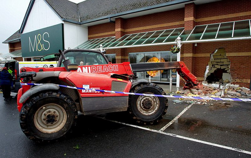 劫匪用偷來(lái)的挖掘機(jī)砸穿伍斯特郡莫爾文Marks &Spencer連鎖店的圍墻 劫匪用偷來(lái)的挖掘機(jī)砸穿伍斯特郡莫爾文Marks &Spencer連鎖店的圍墻