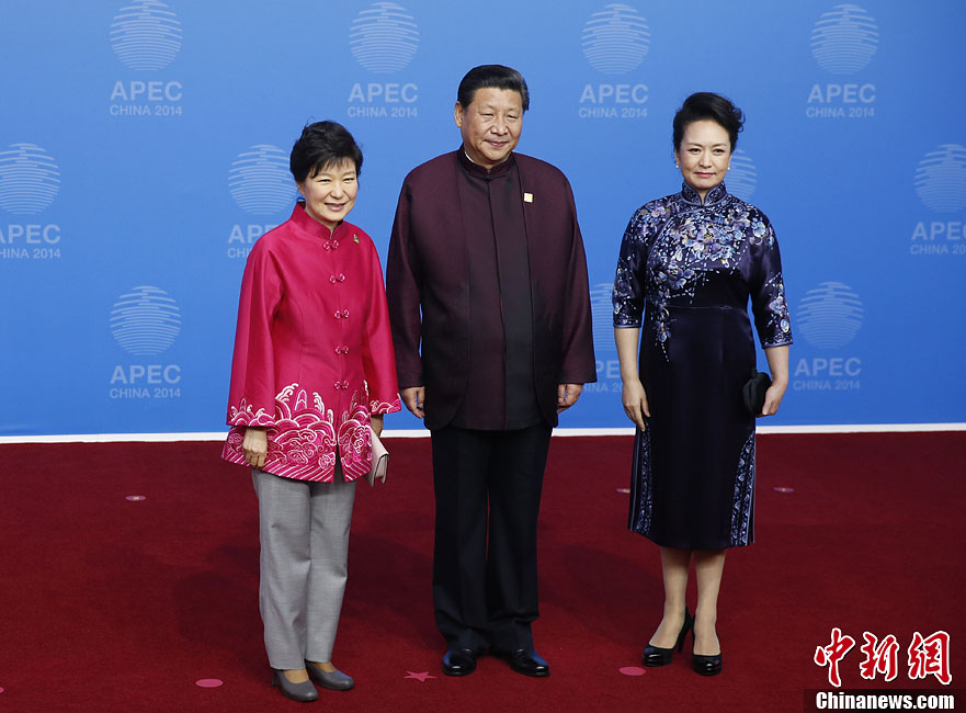 圖為習(xí)近平夫婦歡迎韓國(guó)總統(tǒng)樸槿惠。中新社發(fā) 杜洋 攝