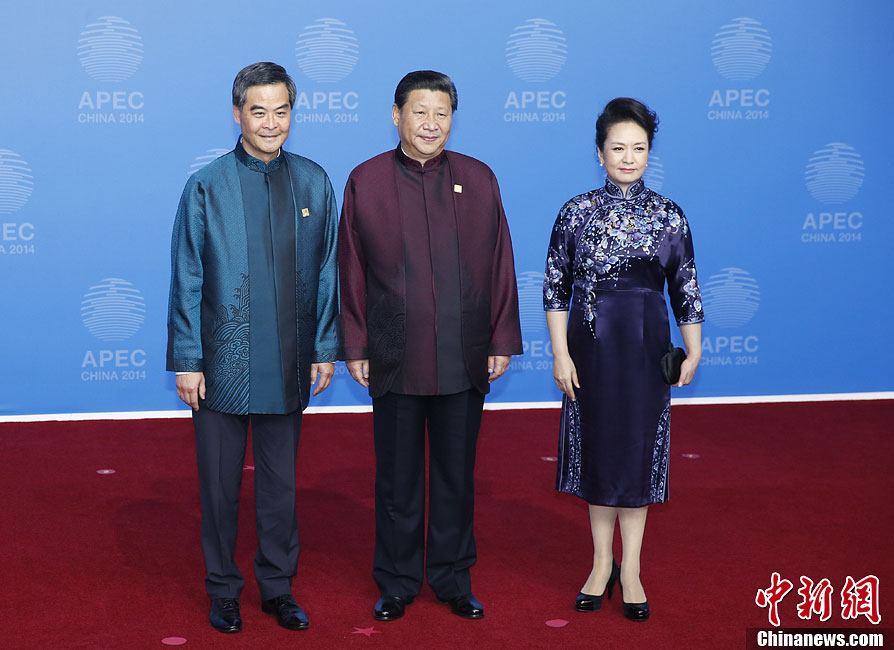 圖為習(xí)近平夫婦歡迎中國(guó)香港特別行政區(qū)行政長(zhǎng)官梁振英。中新社發(fā) 杜洋 攝