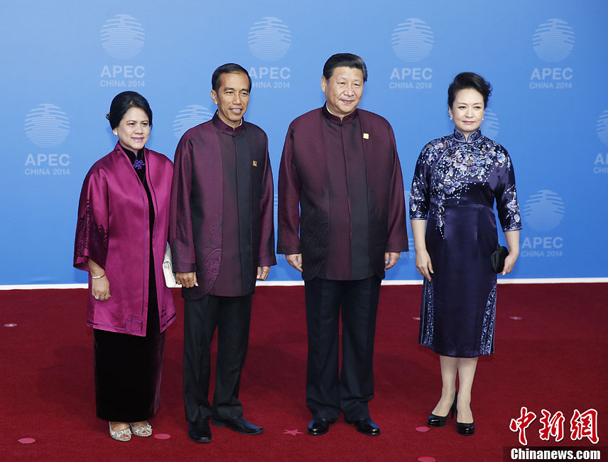 圖為習(xí)近平夫婦歡迎印度尼西亞總統(tǒng)佐科·維多多。中新社發(fā) 杜洋 攝