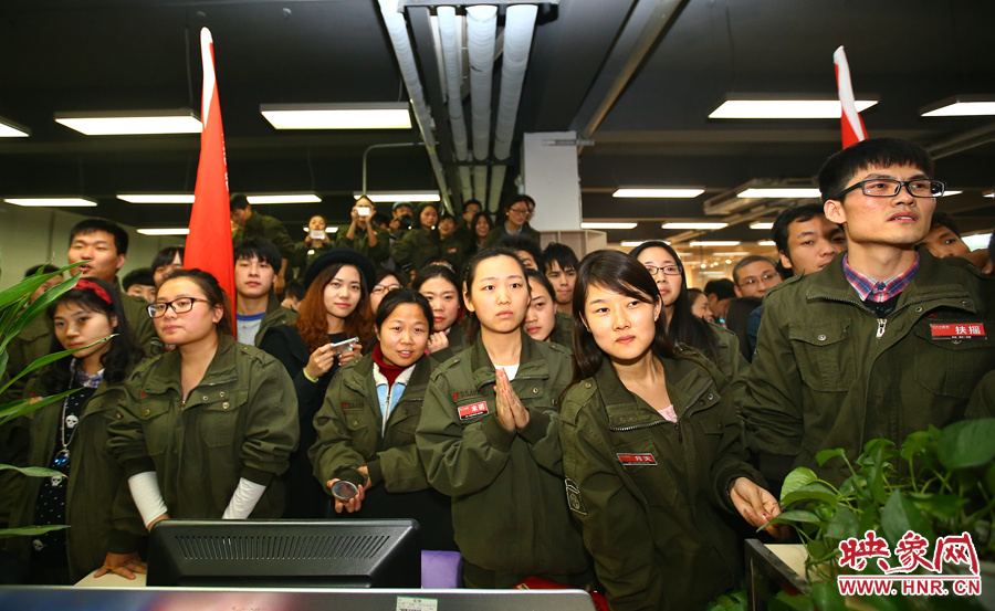 很多員工注視著屏幕上不斷攀升的銷售額，期望能創(chuàng)下新高