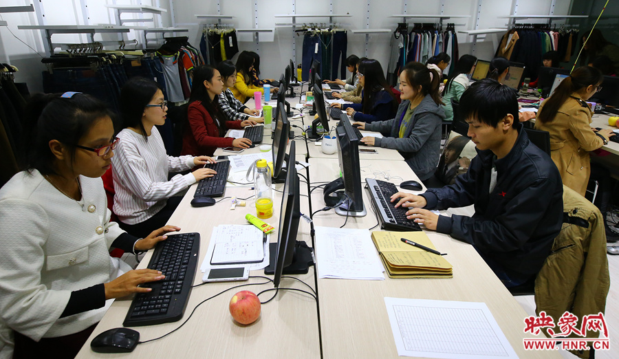 深夜中，忙碌的客服