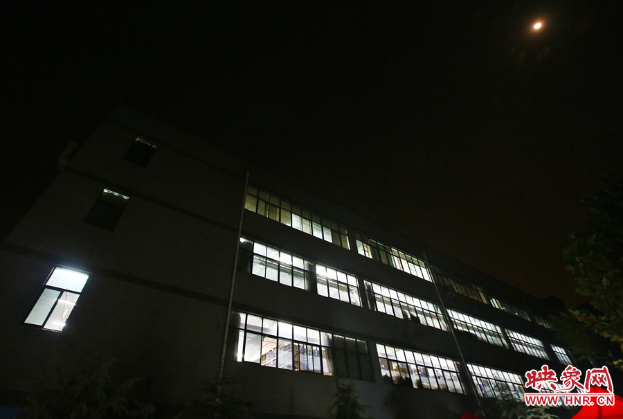 夜已深，燈火通明的大廳內(nèi)卻熱火朝天