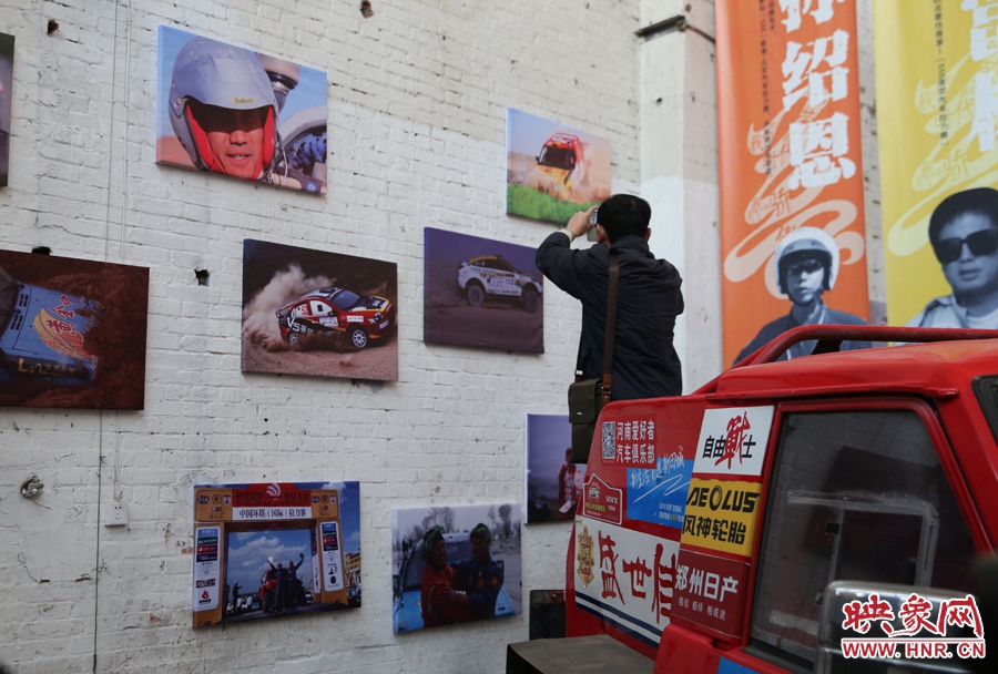 賽車上的攝影師。