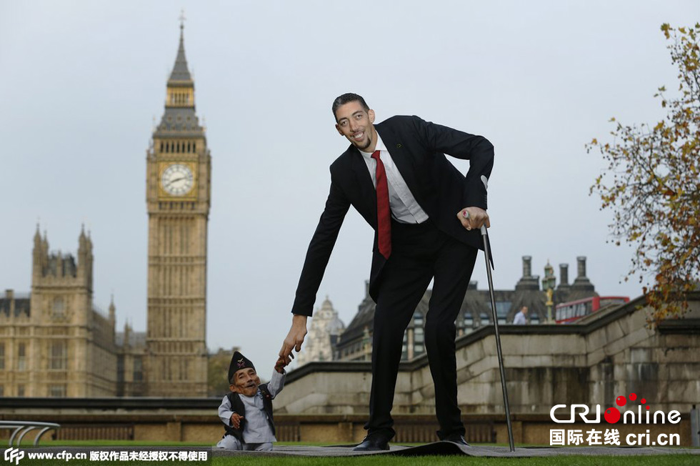 當(dāng)?shù)貢r(shí)間2014年11月13日，英國(guó)倫敦，世界上最矮的男子錢(qián)德拉·巴哈杜爾·唐吉與世界上最高的男子蘇