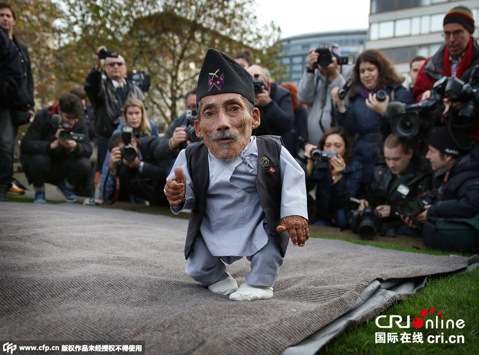 當(dāng)?shù)貢r(shí)間2014年11月13日，英國(guó)倫敦，世界上最矮的男子錢(qián)德拉·巴哈杜爾·唐吉與世界上最高的男子蘇