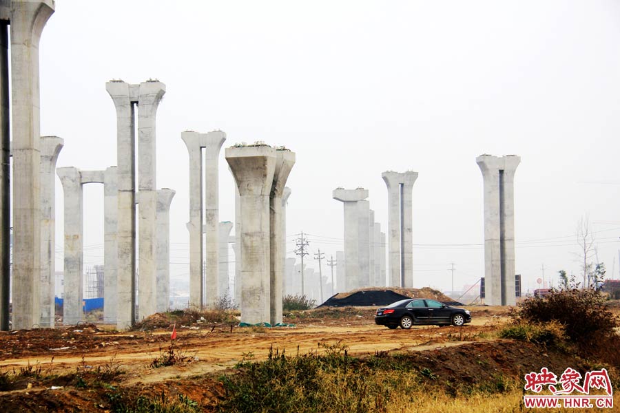 施工項目部偶爾會有車輛來往。