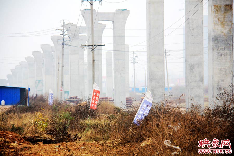 整個京廣快速路南段工程共分為六個工區(qū)，柴鍋轉(zhuǎn)盤處是京廣快速路南段三工區(qū)的施工區(qū)域。