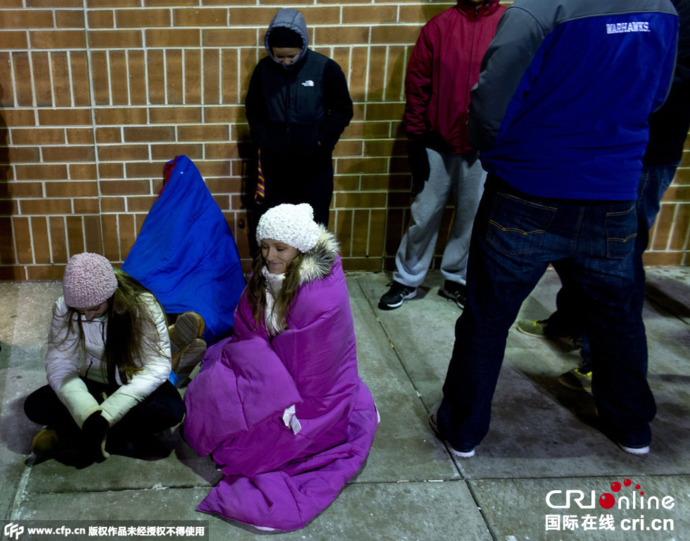 美國(guó)“黑色星期五”促銷啟動(dòng) 民眾深夜宿營(yíng)排隊(duì)搶購(gòu)