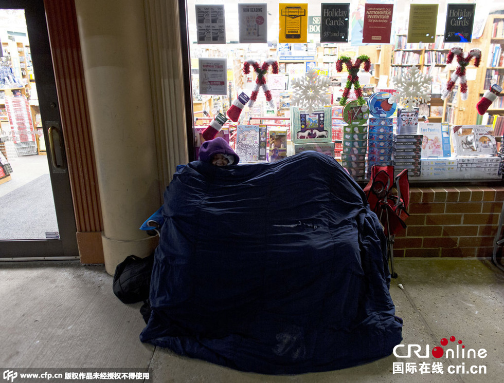 美國(guó)“黑色星期五”促銷啟動(dòng) 民眾深夜宿營(yíng)排隊(duì)搶購(gòu)