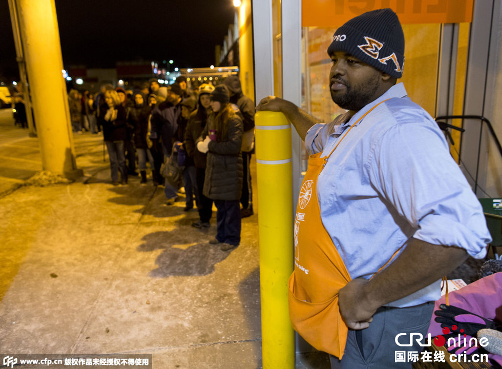 美國(guó)“黑色星期五”促銷啟動(dòng) 民眾深夜宿營(yíng)排隊(duì)搶購(gòu)