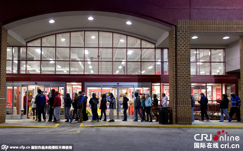 美國(guó)“黑色星期五”促銷啟動(dòng) 民眾深夜宿營(yíng)排隊(duì)搶購(gòu)