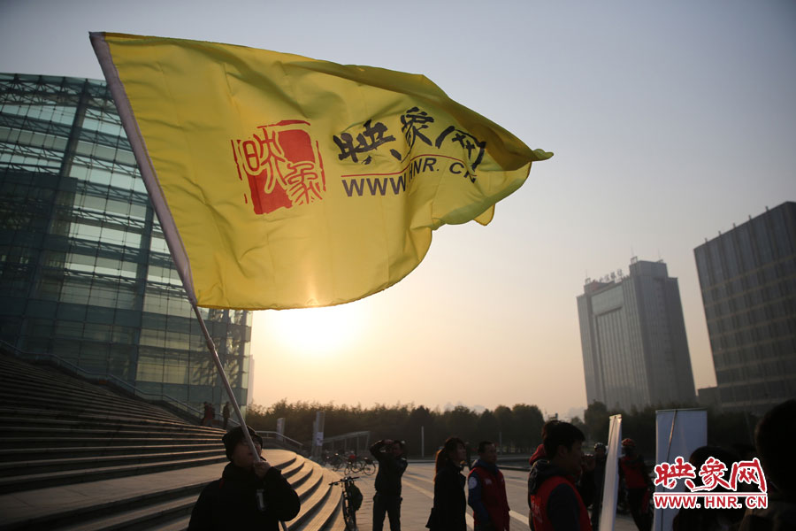 在映象網(wǎng)旗幟的召喚下，車友們匯聚在鄭東新區(qū)。