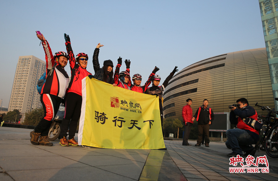 映象網(wǎng)騎行天下的車友，快樂寫在臉上