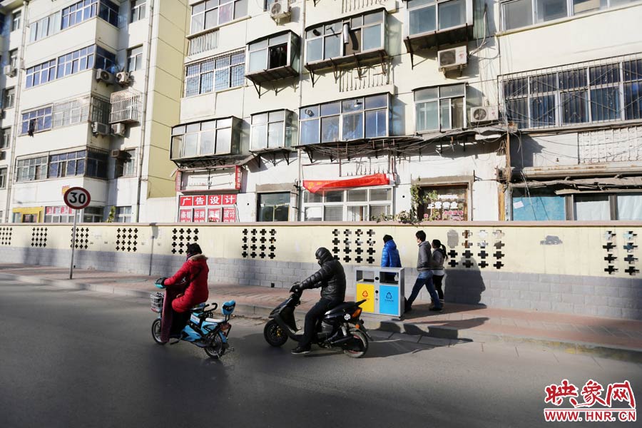 雖然墻內(nèi)的商戶已經(jīng)搬走，但一些門(mén)頭還沒(méi)撤下。