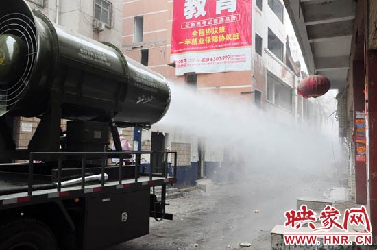 針對造成霧霾的主兇“建筑工地?fù)P塵”，“霧炮車”降塵除塵效果能到到80%。