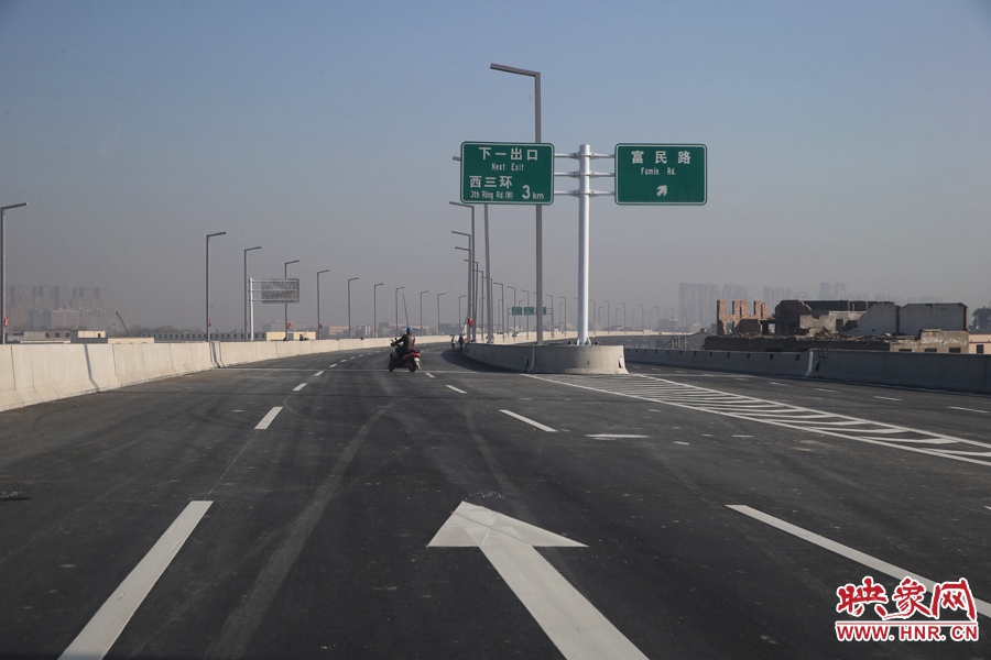 西三環(huán)方向與富民路出口。