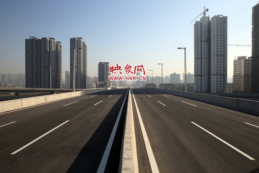 隴海高架過西三環(huán)進入市區(qū)。