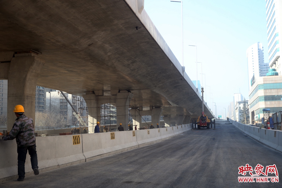 由西向東方向，嵩山南路出口以東，仍在緊張施工中。