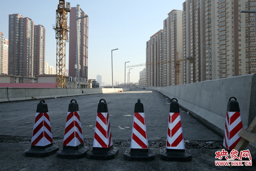 由西向東方向，嵩山南路出口以東，仍在緊張施工中。