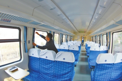 硬座車廂 藍色座套，清清爽爽。