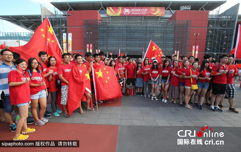 北京時間1月10日，中國隊迎來亞洲杯首場比賽，賽前中國球迷揮舞國旗進場，為國足助威。