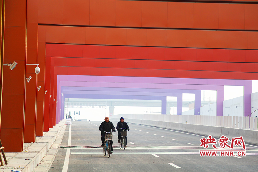 兩位老人騎自行車通過(guò)。