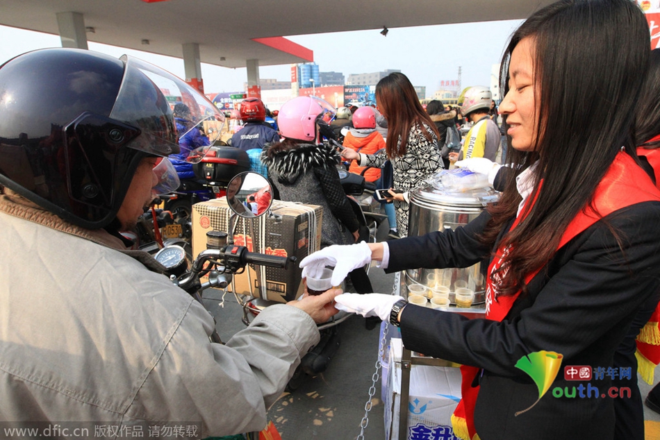 2015年2月10日，廣東佛山，順德龍山加油站為返鄉(xiāng)摩托車免費加油。