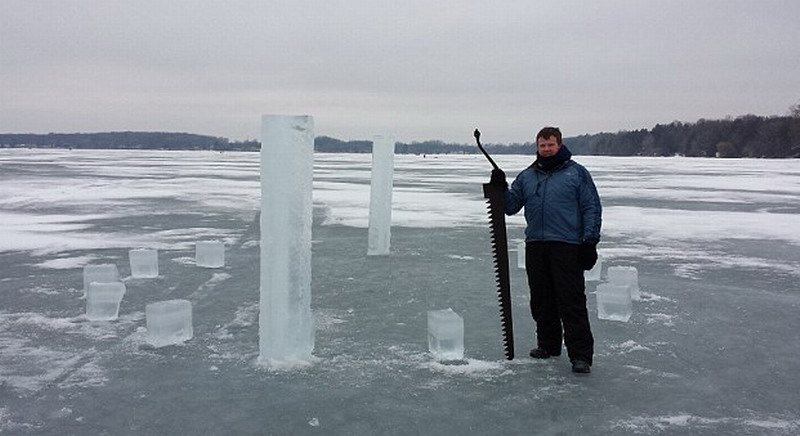 　這5名美國人使用鏈鋸和冰刀切割冰塊，用了2周時間才建成巨大的冰柱巨石陣。（網頁截圖）
