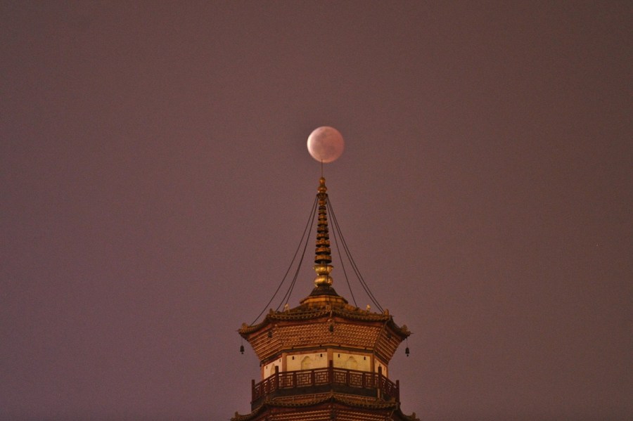4月4日，廣東省廣州市，月全食與赤崗塔。（二次曝光）石榴/CFP