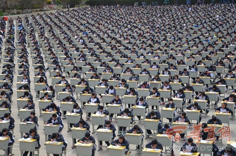 陜西宜川中學1700多考生操場考試 陜西宜川中學1700多考生操場考試