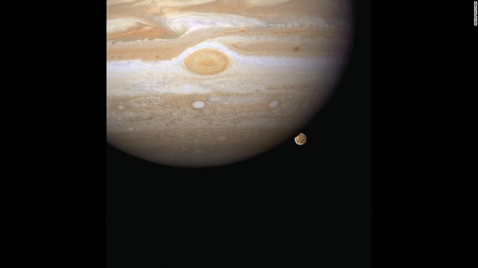 位于地球大氣層外的哈勃望遠鏡能給人類來更清楚的太空圖像。