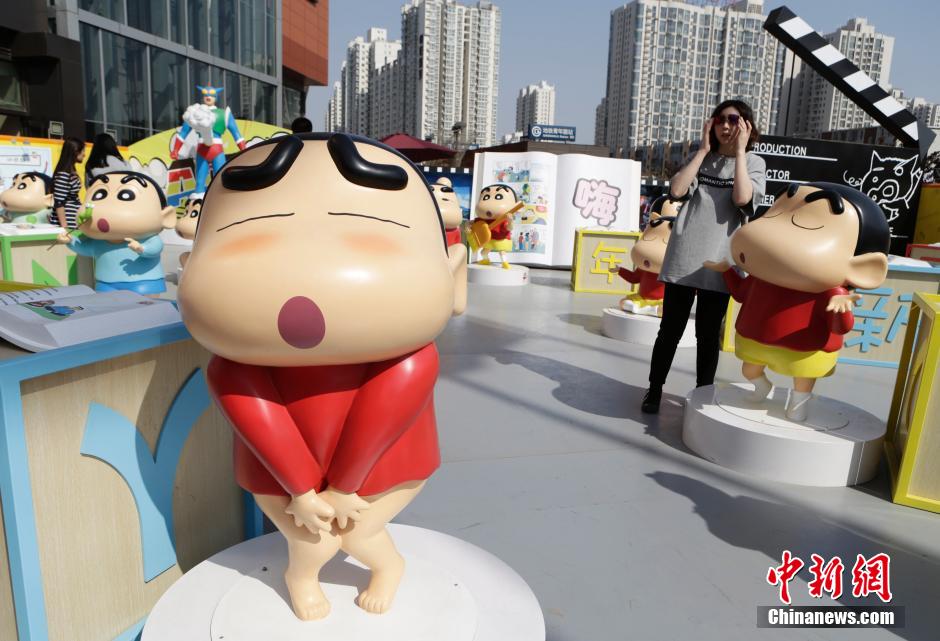 4月22日，游客參觀蠟筆小新特展?！跋灩P小新25周年紀(jì)念特展”日前在北京開展