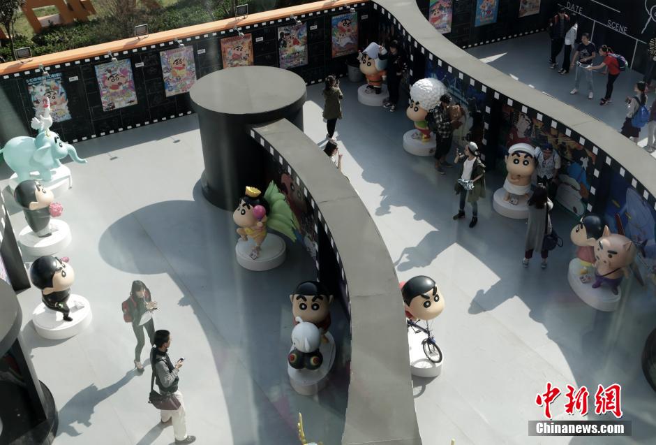 4月22日，游客與蠟筆小新合影。“蠟筆小新25周年紀(jì)念特展”日前在北京開展，吸引了不少市民游客。