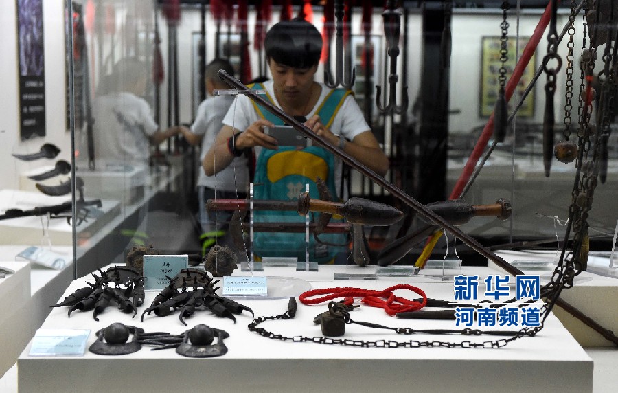 4月26日，參觀者在兵器展覽館內(nèi)拍攝展品。