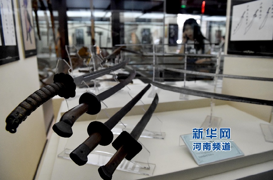 4月26日，參觀者在兵器展覽館內(nèi)參觀。