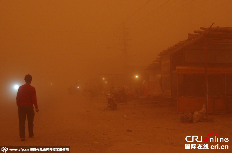 巴扎上的車輛紛紛打開車燈。