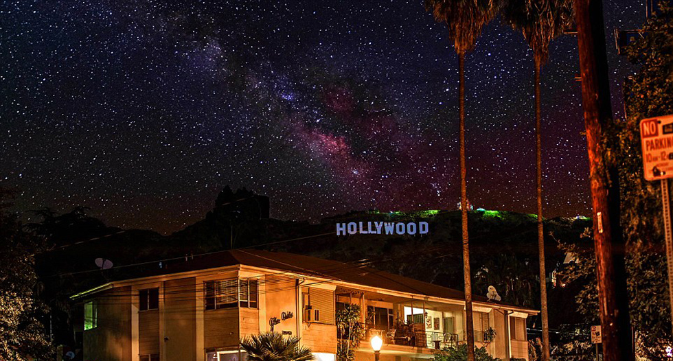 星空下的好萊塢。（網(wǎng)頁截圖）