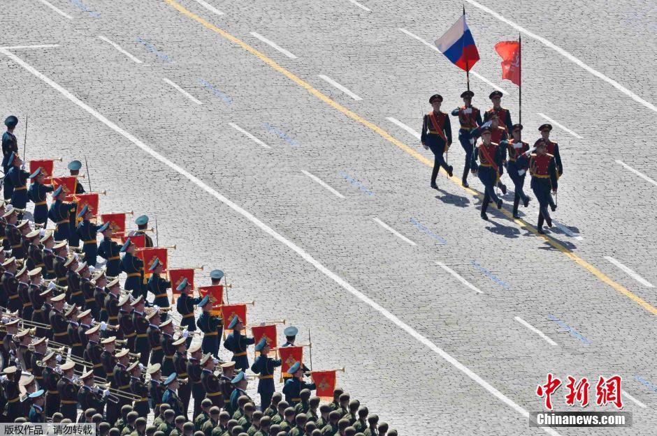 圖為俄羅斯國旗從受閱部隊(duì)前經(jīng)過。