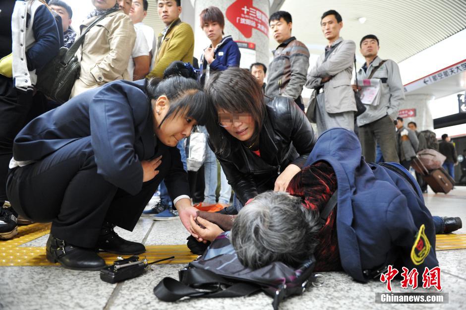 74歲老太地鐵站臺摔倒稱“有老保，不訛人”