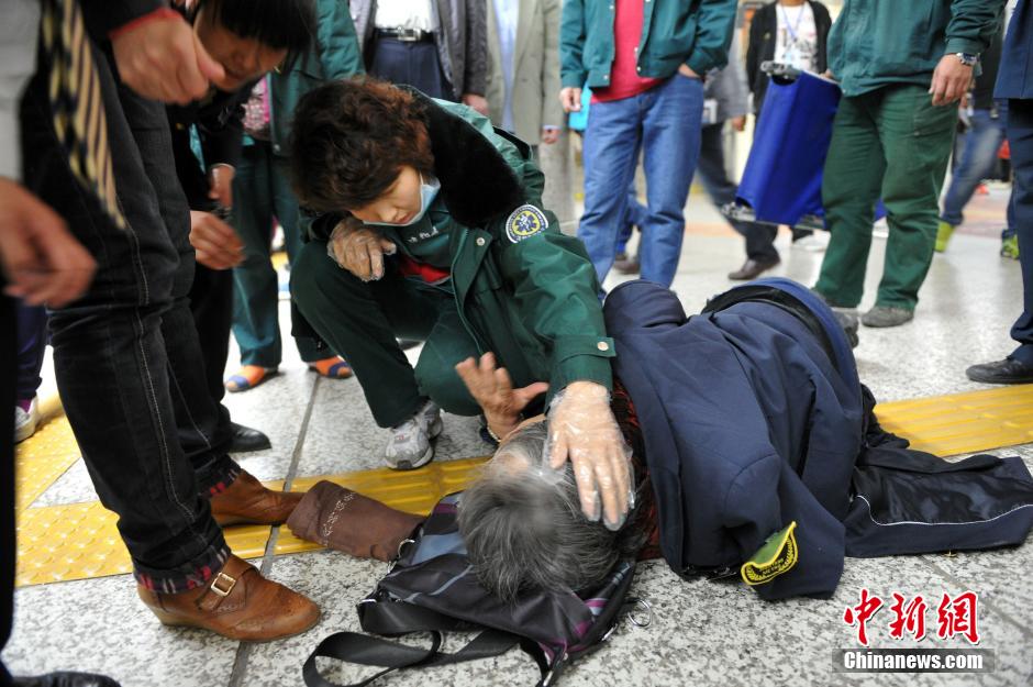 74歲老太地鐵站臺摔倒稱“有老保，不訛人”