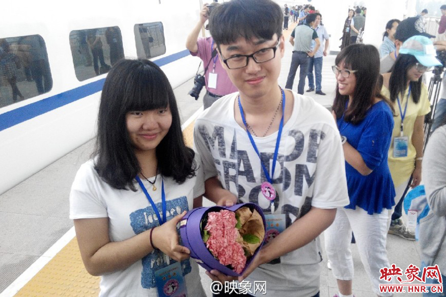 大學(xué)生情侶站臺深情告白 大學(xué)生情侶站臺深情告白