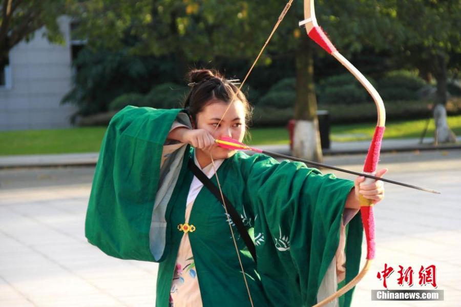 練習射箭的胡雅潔。