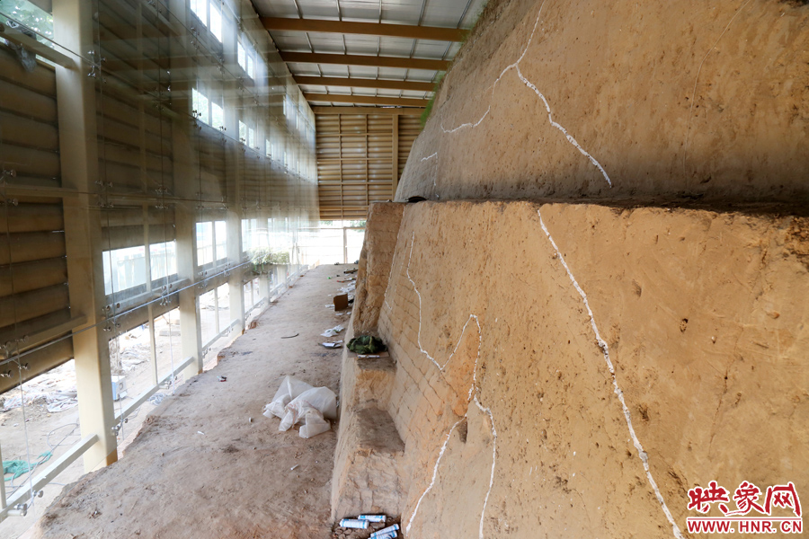 按照最初的設(shè)計，東側(cè)城墻內(nèi)規(guī)劃有一個1~2米寬的小展廳。