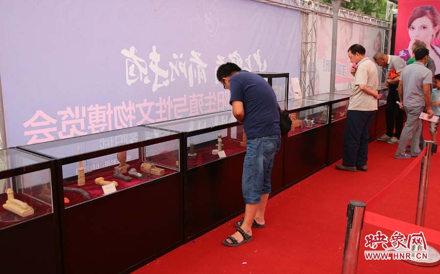 市民觀看中國·洛陽生殖與性文物博覽會展品 市民觀看中國·洛陽生殖與性文物博覽會展品