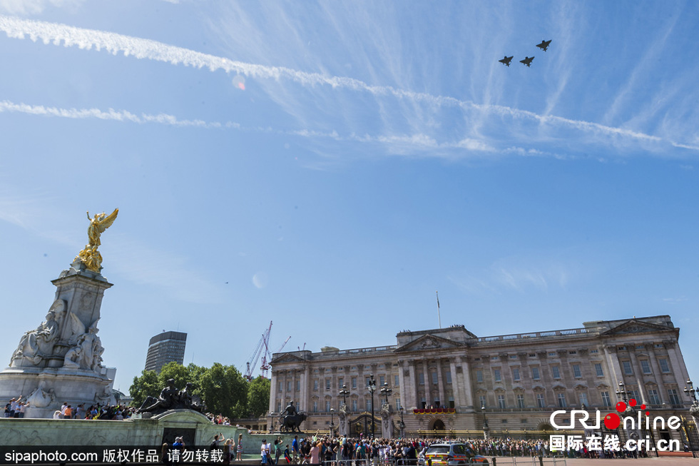 數架颶風噴火戰(zhàn)斗機和臺風戰(zhàn)斗機編隊飛躍白金漢宮上空，參加了紀念儀式。