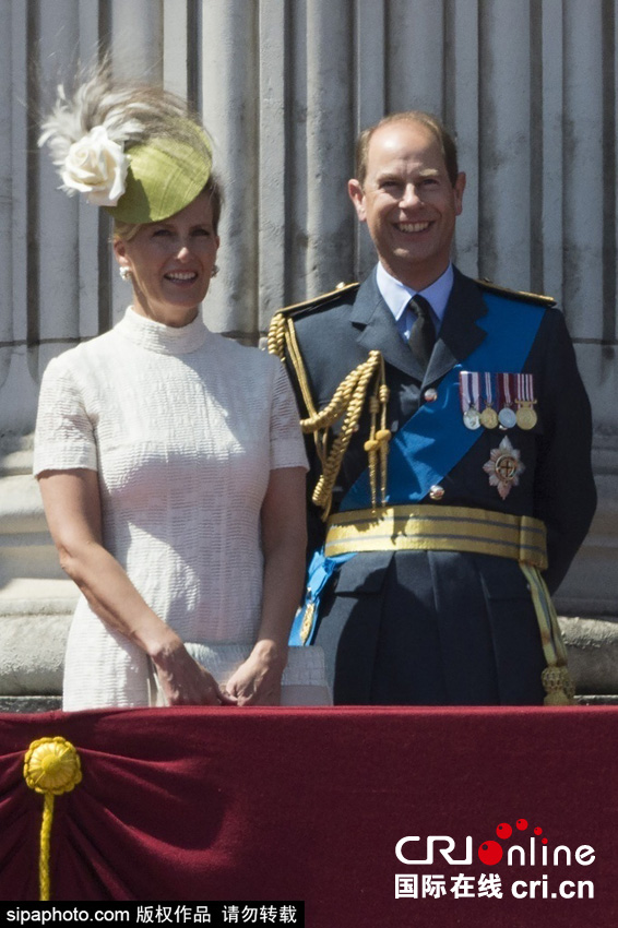 英國女王伊麗莎白二世攜眾王室成員觀看空軍飛行表演。