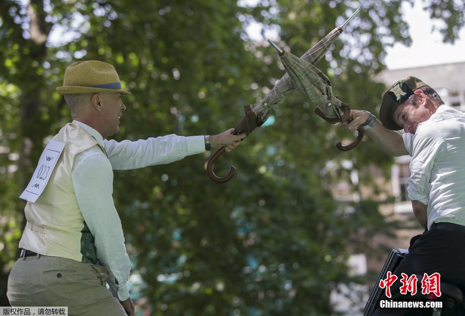 倫敦紳士運(yùn)動(dòng)會(huì) 騎車“擊傘”人仰馬翻