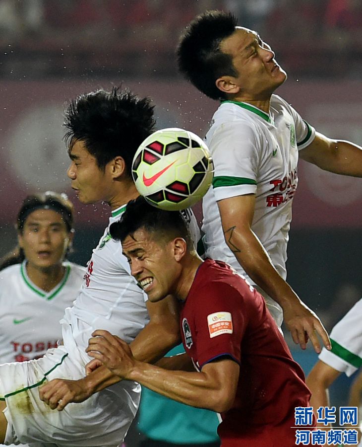 7月19日，河南建業(yè)隊球員哈維爾（右二）在比賽中與對手爭搶頭球。